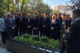 BAHCELI-TURKESIN-MEZARINI-ZIYARET-ETTI_1333118_396071.jpg