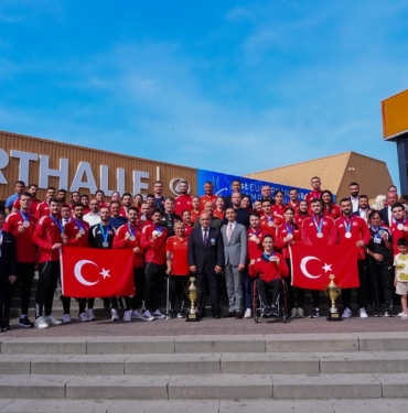 BAKAN-BAKTAN-MILLI-KARATECILERE-TEBRIK_1330680_395354.jpg