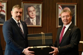 KKTC-BASBAKANI-USTEL-BAKAN-CIFTCIYI-KA_1355191_402383.jpg