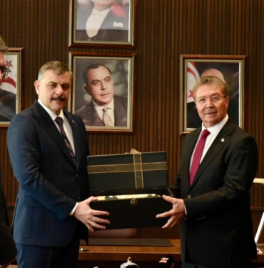 KKTC-BASBAKANI-USTEL-BAKAN-CIFTCIYI-KA_1355191_402383.jpg