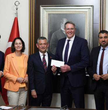 OZGUR-OZEL-ALMANYA-SOSYAL-DEMOKRAT-PART_1345682_399656-scaled.jpg