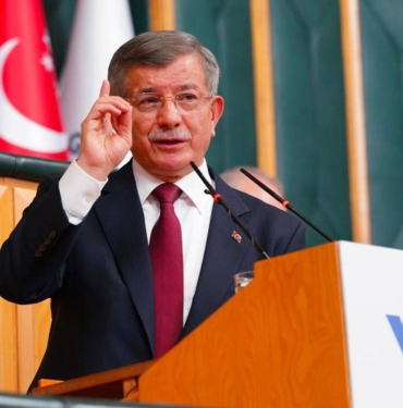 bomba-iddia-ahmet-davutoglu-siyaseti-birakiyor_fc31c35718_amp.jpg