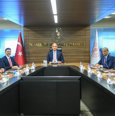 BAKAN-ERSOY-HIZMET-IHRACATCILARI-BIRLIG_1454865_432797.jpg