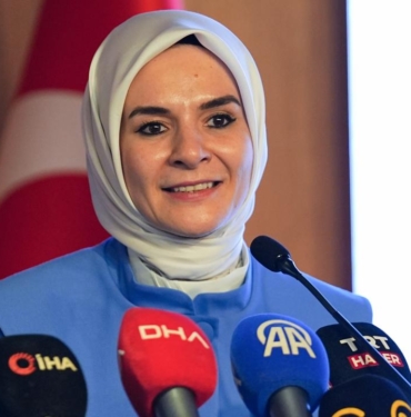 mahinur-ozdemir-goktasaa-2467902.jpg